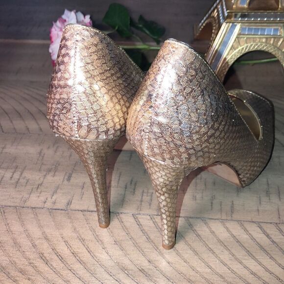 Badgley Mischika’ Humbee Gold Sparkle ✨ Open Toe Pump Snakeskin Look Leather - Picture 11 of 17